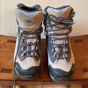 Women's Hiking Boots - Gray and Black